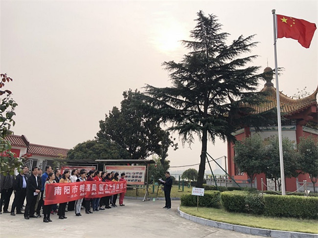10举行爱国主义教育升国旗仪式.jpg
