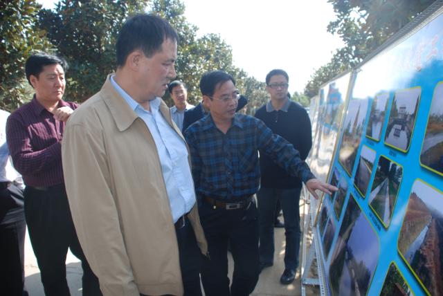 国家发改委农经司副司长石波参观建设管理工作展