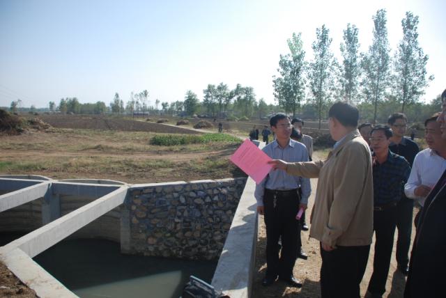 国家发改委农经司副司长石波现场视察社干渠框架拱工程建设情况一